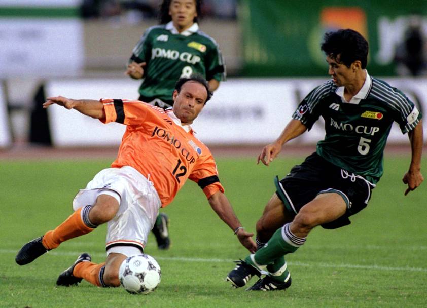 L’esperienza nipponica dura quattro anni per un totale di 78 presenze in campionato e 56 gol all’attivo. Il ritiro dal professionismo avviene nel 1999 dopo due anni di inattivit dovuti a un serio infortunio.